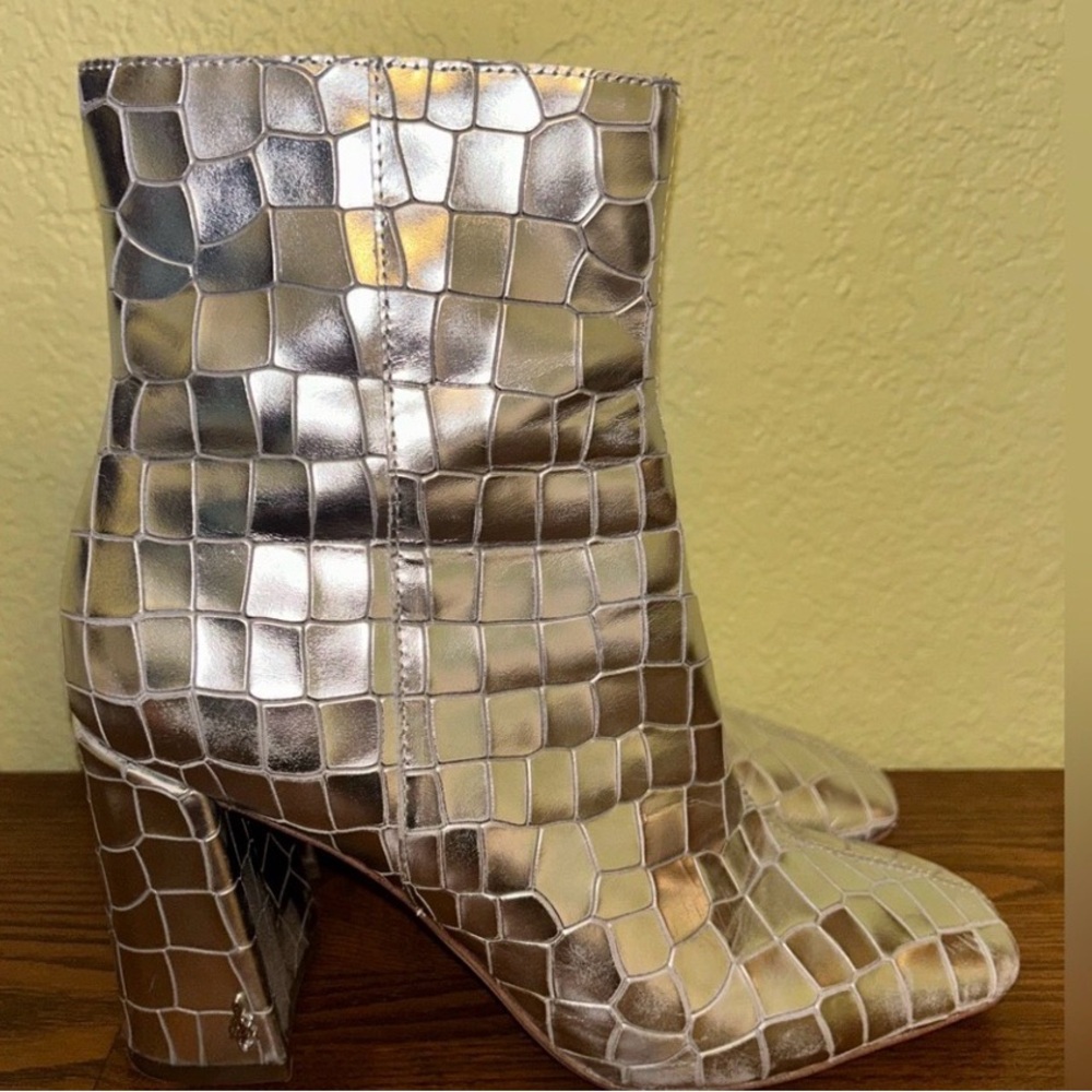 Sam Edelman Codie Silver Futuristic Ankle Booties 9 - Picture 2 of 3